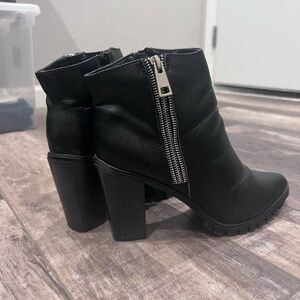 Women’s Black Leather Pointed Tow Ankle Boots with Accent Zippers
